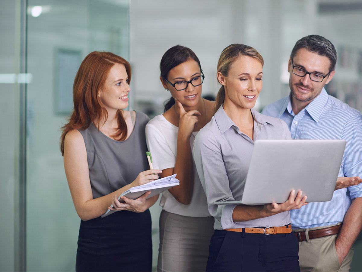 manager coaches her team while giving effective team feedback